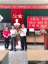chi bo tang qua.jpg - 
